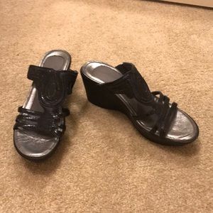 Naot Black patent leather platform sandals